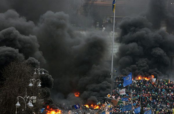 Aktywiści Majdanu uwolnili przetrzymywanych żołnierzy MSW