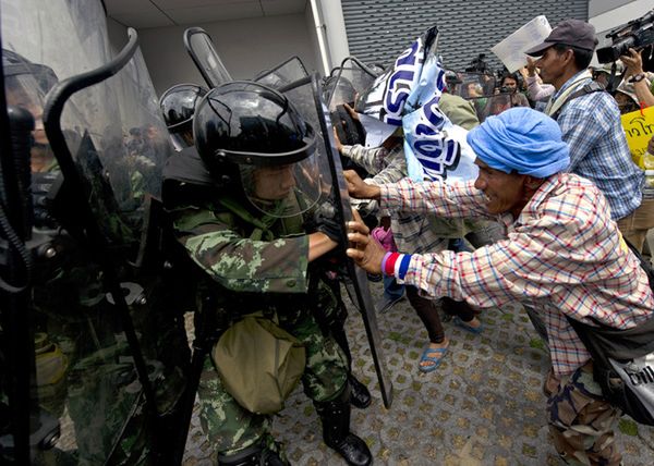 Tysiące demonstrantów otoczyło siedzibę rządu Tajlandii. Budują mur