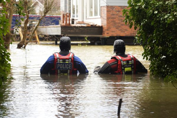 Waldemar Pawlak: strażacy chcą pomóc Brytyjczykom w walce z powodziami