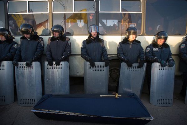 Przeciwnicy władz Ukrainy zablokowali samochodami rezydencję prezydenta