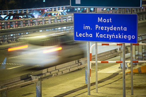Bez pozwolenia powieszono tablicę "Most im. L. Kaczyńskiego"