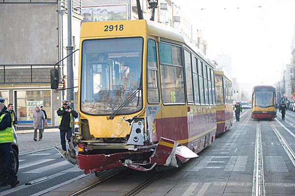 Tramwaj zderzył się z samochodem w Łodzi. Dwie osoby nie żyją. Motorniczy był pijany