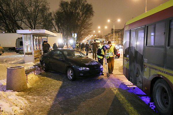 Pijany kierowca wjechał w przystanek w Warszawie. Pięć osób rannych