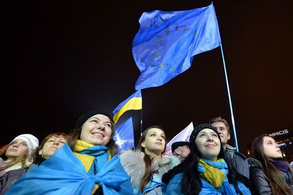 "Unia Europejska dla Ukrainy!" Polacy i Ukraińcy demonstrowali przez ambasadą Ukrainy w Warszawie