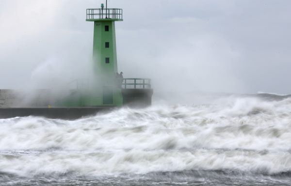 IMGW ostrzega: nad Polskę nadciąga huragan. Wiatr nawet do 135 km/h