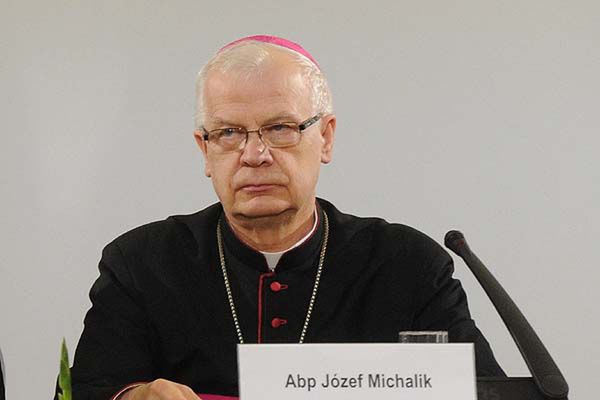 Arcybiskup Józef Michalik: księża molestują? Winne feministki, gender i pornografia