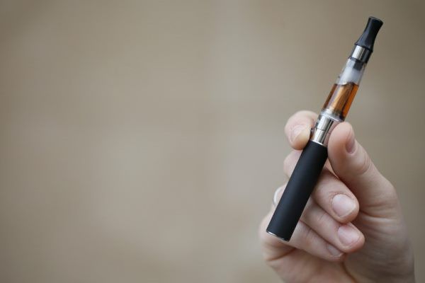 "Bierni palacze" e-papierosów przyjmują niewielkie dawki nikotyny