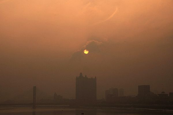 By walczyć ze smogiem, Pekin obniży limit sprzedaży aut