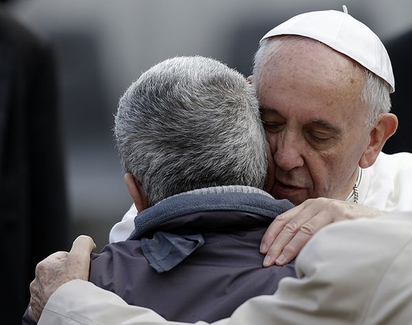 Papież Franciszek pobłogosławił mężczyznę ze zdeformowaną twarzą