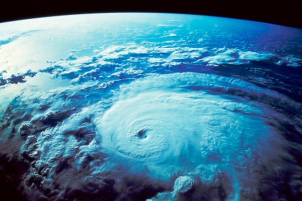Nad Atlantykiem formuje się potężny cyklon. Może uderzyć w Europę