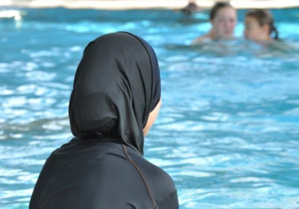 Niemiecki sąd zmusił muzułmańską uczennicę do lekcji pływania z chłopcami