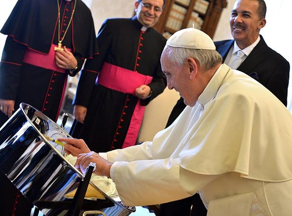 Papież Franciszek zagrał na karaibskiej perkusji