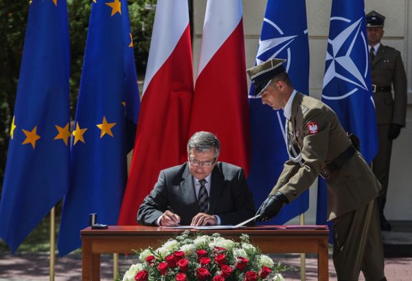 Prezydent Komorowski podpisał ustawę zmieniającą system dowodzenia polskim wojskiem