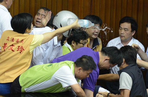 Bijatyka w parlamencie na Tajwanie przed głosowaniem ws. referendum