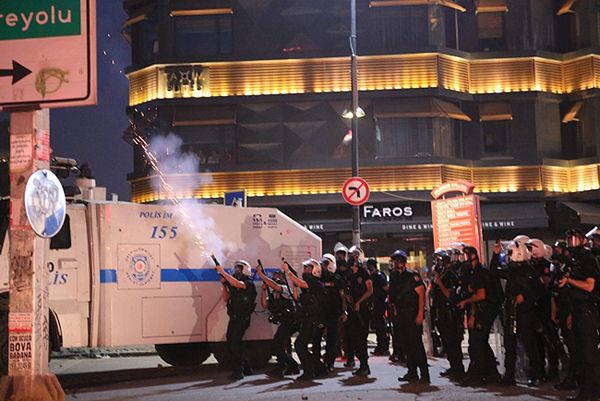 Tysiące ludzi zebrały się w Stambule po akcji policji na placu Taksim i w parku Gezi