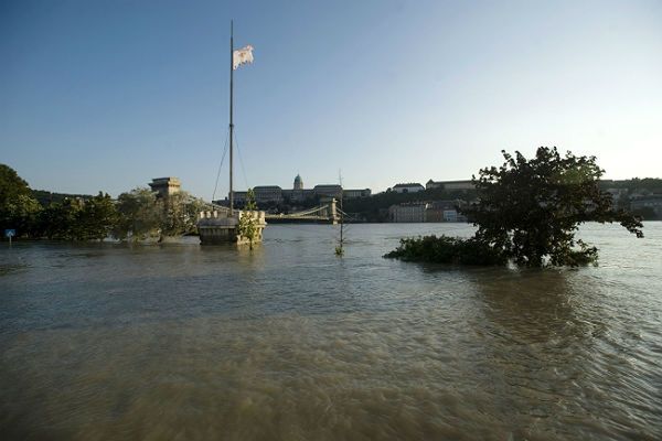 Wody Dunaju w Budapeszcie na rekordowo wysokim poziomie