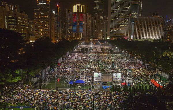 Tysiące ludzi w Hongkongu upamiętniły masakrę na Tiananmen. "Pomścimy"!