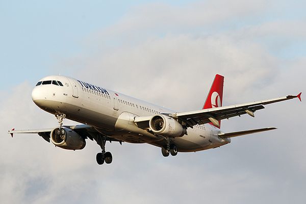 Turkish Airlines wycofały się z zakazu czerwonej szminki