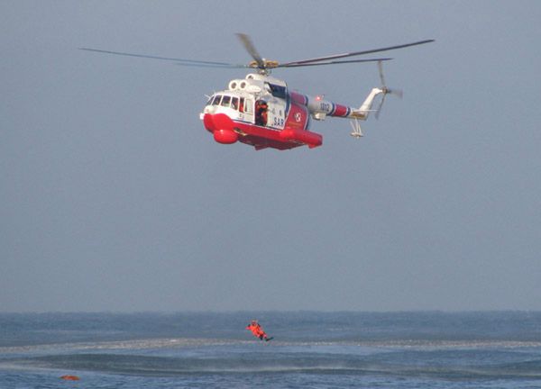 Akcja ratunkowa na Bałtyku. Śmigłowiec Marynarki Wojennej uratował wędkarza