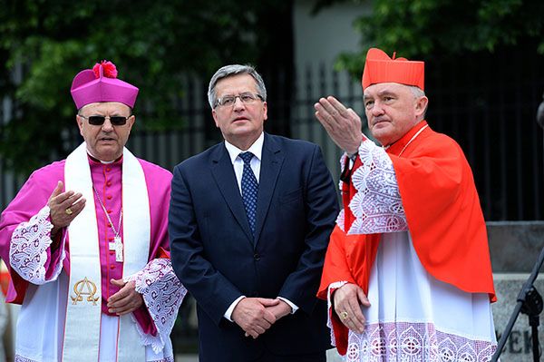 Procesja z relikwiami św. Andrzeja Boboli idzie przez Warszawę