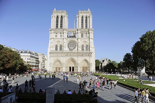 Mężczyzna zastrzelił się w Notre Dame; katedrę ewakuowano