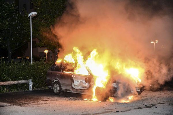 20 samochodów spłonęło na przedmieściach Sztokholmu