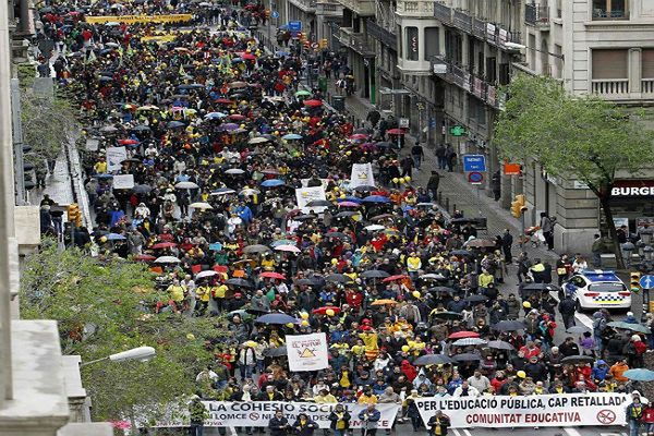 Protesty przeciwko cięciom budżetowym w Barcelonie