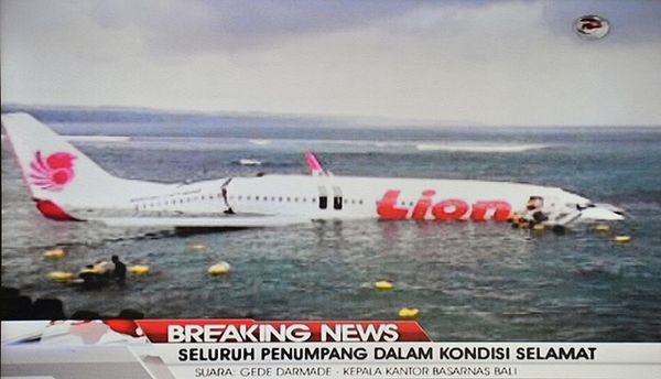 Nieudane lądowanie na Bali - samolot wpadł do morza