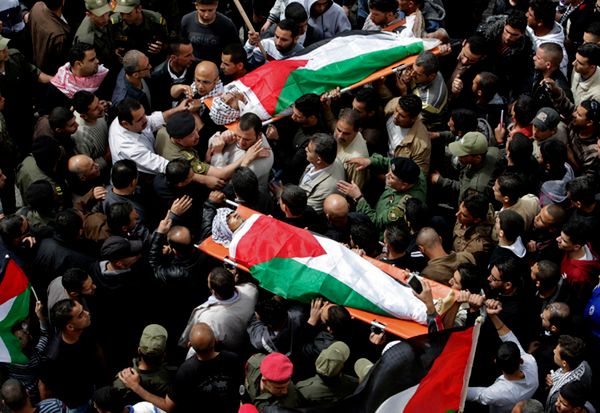 Tysiące Palestyńczyków na pogrzebach więźnia i zabitych nastolatków