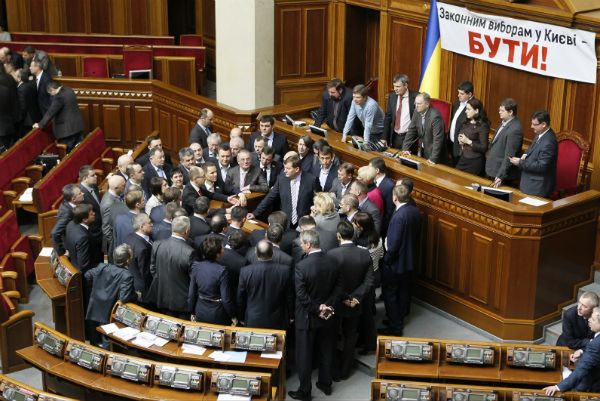 Ukraińska opozycja zablokowała mównicę w parlamencie