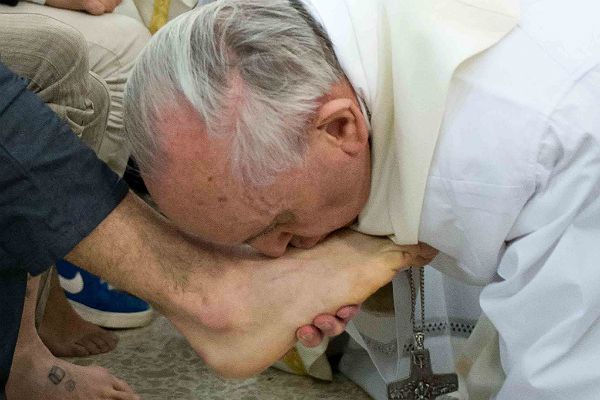 Po raz pierwszy papież obmył nogi kobietom
