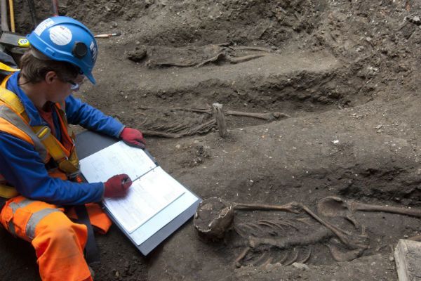 Podczas prac budowalnych odkryto 13 szkieletów ofiar dżumy