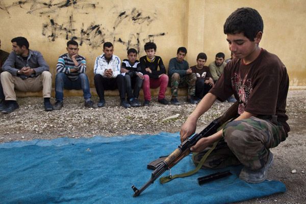 Save the Children: dzieci wcielane do zbrojnych grup w Syrii, używane jako żywe tarcze