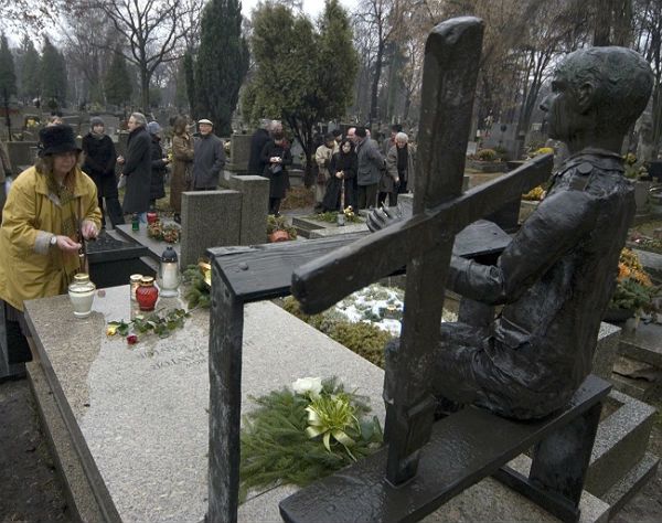 Zdewastowano i okradziono grób Tadeusza Kantora