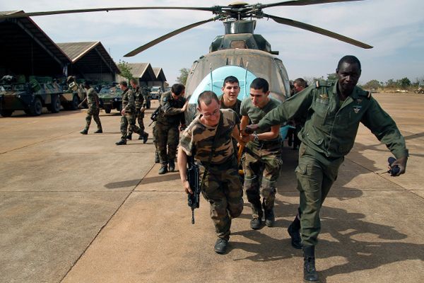 Francja zwiększa liczbę wojsk w Mali - islamiści kryją się na pustyni