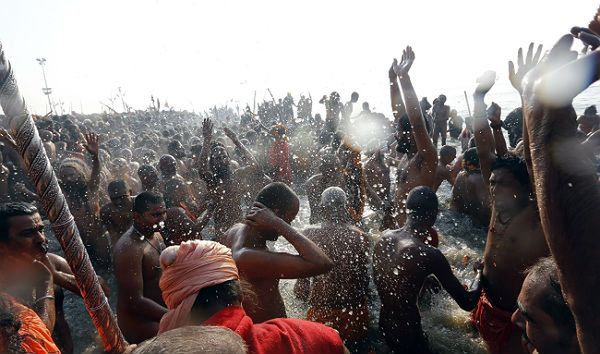Miliony hindusów obmyły się z grzechów w Gangesie