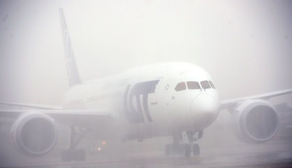 Mgła i chmury nad Okęciem - samoloty mają opóźnienia