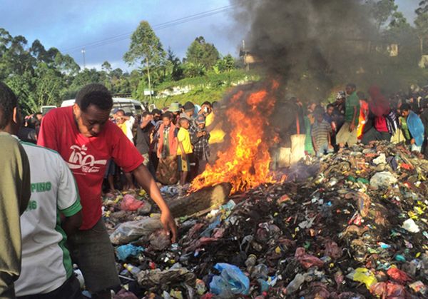 20-latka spalona żywcem przez tłum za "czary" w Papui-Nowej Gwinei