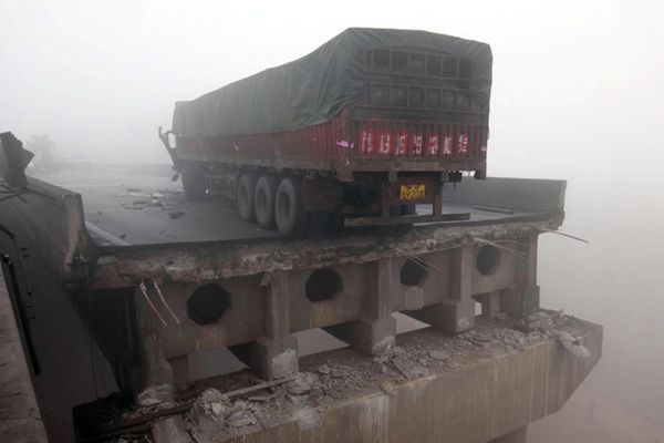 Z autostrady w Chinach spadło 25 aut, zginęło osiem osób