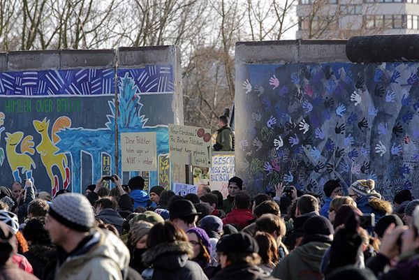 Młodzi berlińczycy bronią muru. To symbol przeszłości