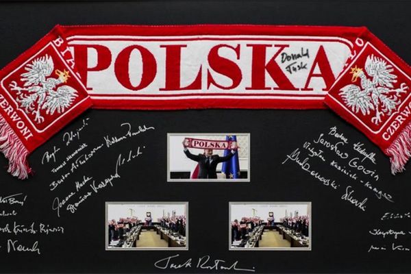 Szalik Donalda Tuska z Euro 2012 na aukcji WOŚP