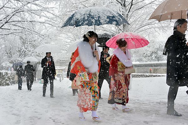 Silny wiatr i opady śniegu w Japonii - setki odwołanych lotów