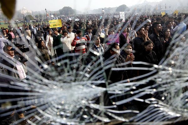 Zbiorowy gwałt na 23-latce. Tysiące ludzi protestuje w New Delhi mimo zakazu