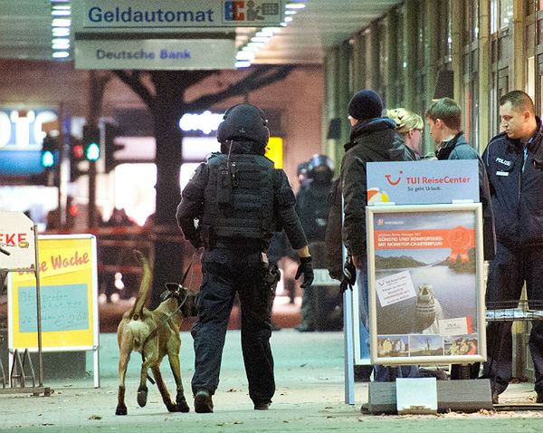 Napad na bank w Berlinie, sprawca wziął zakładnika
