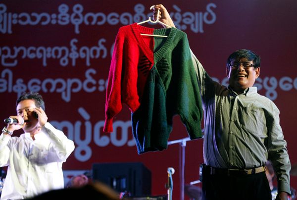 Birma: blisko 50 tys. dolarów za sweter wydziergany przez Aung San Suu Kyi
