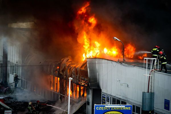 Groźny pożar pawilonu handlowego w Łodzi