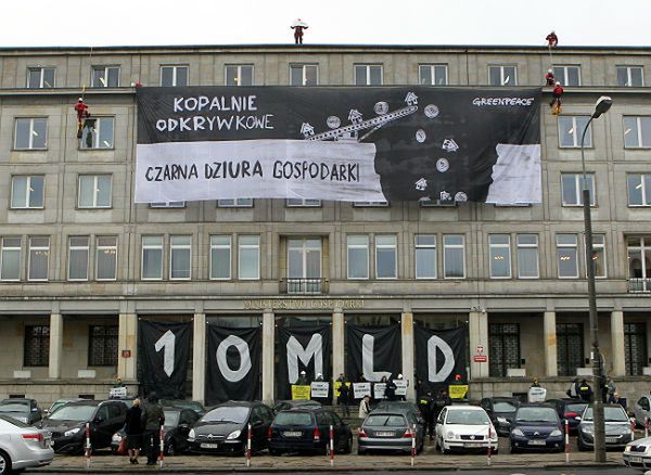 Transparent Greenpeace na dachu ministerstwa gospodarki