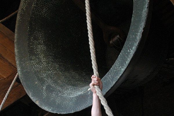 Dzwonniczkę z Wielkiej Brytanii porwaną przez liny ratowała straż pożarna