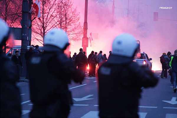 Ulicami Warszawy przeszedł Marsz Niepodległości - nie obyło się bez zamieszek