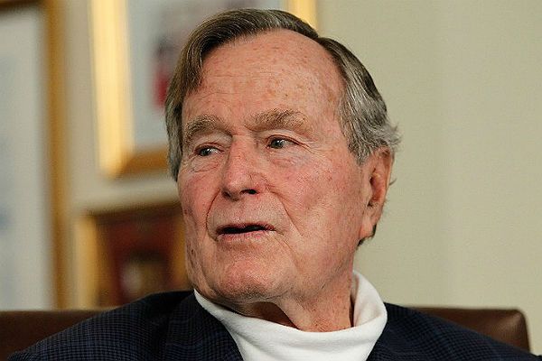 Były prezydent George H. W. Bush w szpitalu